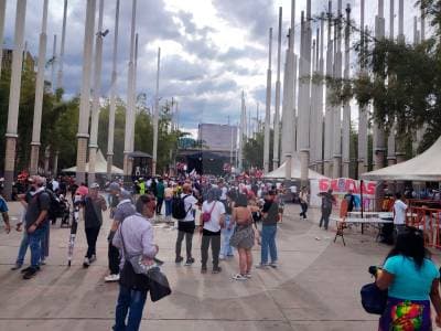 Marchas del 1.° de mayo en Medellín: Petro llegó más de dos horas tarde mientras repartían almuerzos