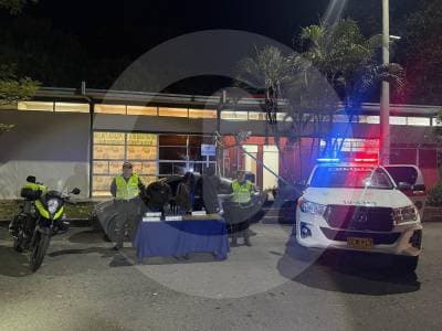 Capturan a 'Mona', presunta jefa de disidencias de 'Iván Mordisco' en Tolima con arsenal incautado