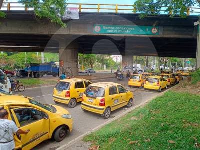 El negocio de los taxis se desmorona en Colombia: caída histórica que refleja la batalla contra Uber y otras plataformas