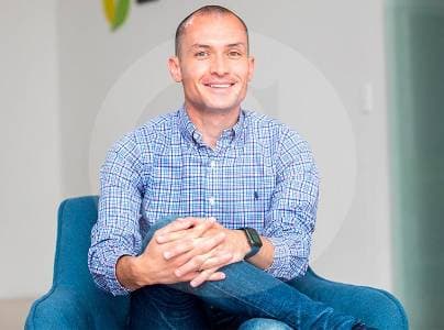 De leer un libro en la cama a liderar empresa con 900 empleados: la historia de Erco Energy