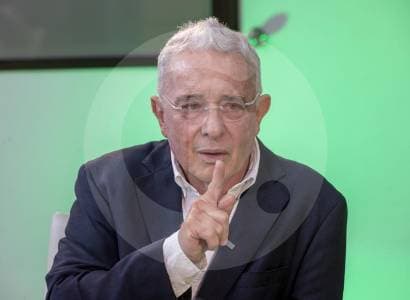 Uribe pide a militares frenar incitaciones a "estallidos sociales" tras cuestionamientos de Petro a elecciones