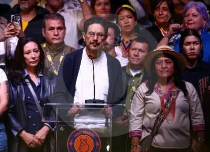 Cepeda acepta su curul en el Senado y se prepara para liderar la oposición al gobierno De la Espriella