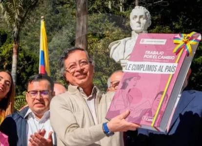 Gobierno firma decretos para proteger artistas y controlar contratos sindicales