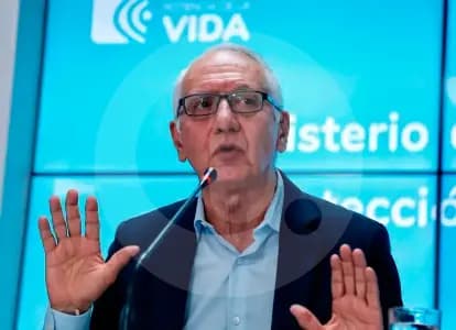 Denuncian que familia del ministro de Salud habría recibido $3.000 millones en contratos públicos