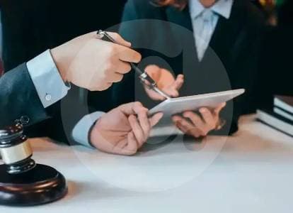 Prestigiosa firma de abogados confiesa: su IA inventó citas falsas en tribunal