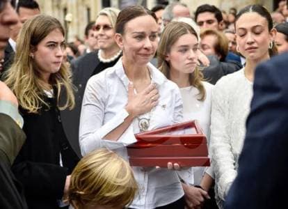 María Claudia Tarazona rememora a Miguel Uribe un año después de su asesinato con foto de campaña en Antioquia