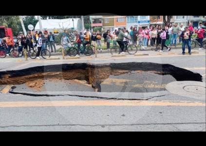 El suelo se abrió en La Gaitana: gigantesco hueco clausuró vía en el norte de Bogotá