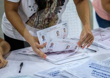 Seis de cada diez colombianos sienten que la democracia se debilita, pero aún creen en el poder del voto