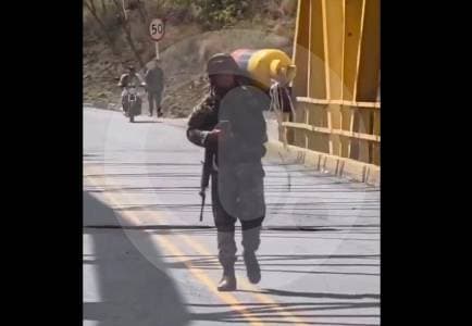 Soldado heroico desactiva bomba en la Panamericana mientras grupos ilegales intensifican ataques en el suroccidente