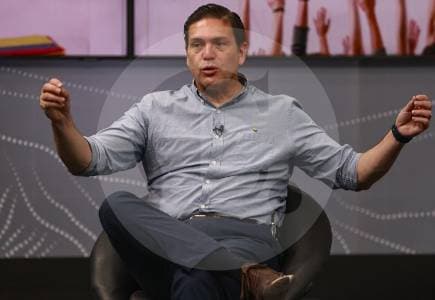 Pinzón promete ser "presidente-comandante" para combatir la criminalidad con más drones y soldados