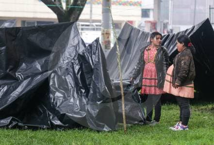 Galán versus Petro: el pulso por la atención a indígenas embera en Bogotá se intensifica