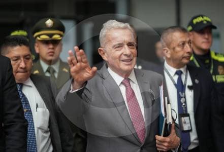 Uribe denuncia "presión política" tras llamado a indagatoria tres días antes de elecciones