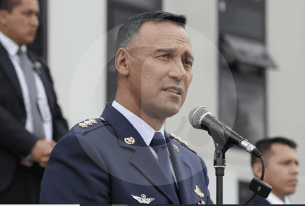 Ministro Sánchez se molesta por cuestionamientos sobre contratos de sus hermanos: "No pidan solucionar un cáncer con agüita aromática"