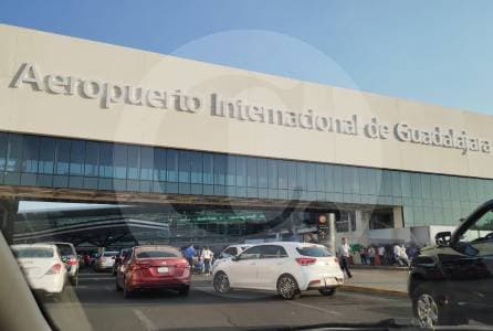 Caos en el aire: aerolíneas cancelan decenas de vuelos a México por violencia tras muerte de El Mencho