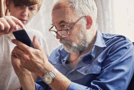 Adultos mayores gastan 15% más dinero por no usar internet: cómo evitar estafas en trámites