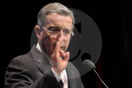 Defensa de Uribe cuestiona indagatoria: acusa a Fiscalía de política y violación del debido proceso