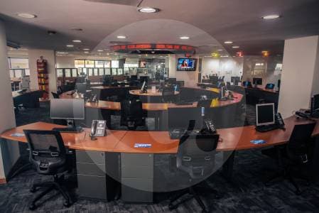 La Bolsa cae 4% por miedo político: inversionistas huyen hacia el dólar