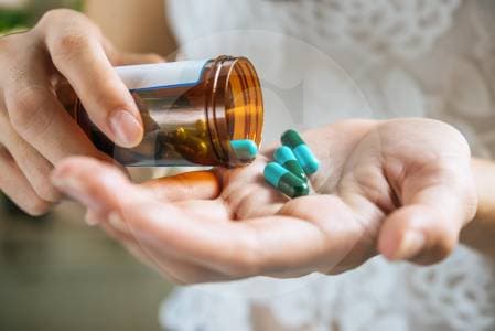 MinSalud ordena entregas de medicinas en 48 horas, pero esquiva el verdadero problema financiero