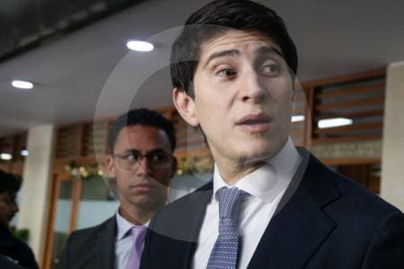 Manzur renuncia a comisión parlamentaria pero se aferra a su curul en el Congreso