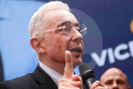 Uribe revela viajes a Ecuador mientras critica a Petro por crisis en la frontera