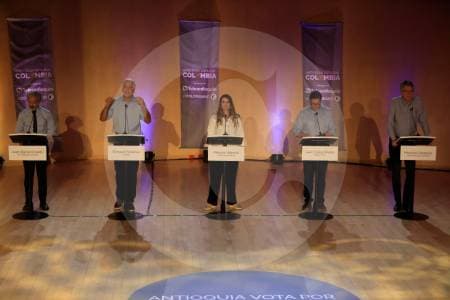 Cinco precandidatos debaten: economía, seguridad y la crisis de medicamentos que cobró vidas