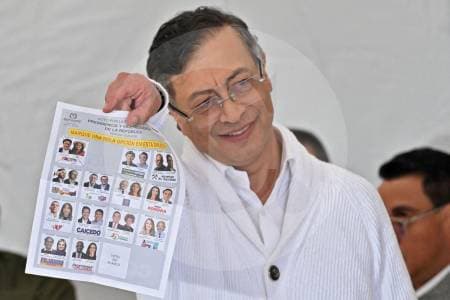 Petro mostró su voto ante cámaras, violando normas que le prohíben hacer campaña