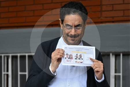 Iván Cepeda vota en la segunda vuelta: "Que triunfe la democracia"