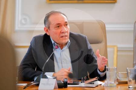 El Gobierno abre la puerta a un aumento de salario mínimo mayor al 23,7% ya decretado