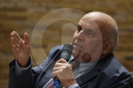 Maurice Armitage se retira de la carrera presidencial para "depurar" candidatos