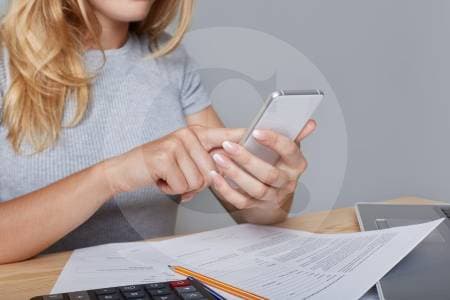 Firmar contratos por WhatsApp es legal en Colombia, pero con trampas que debe conocer