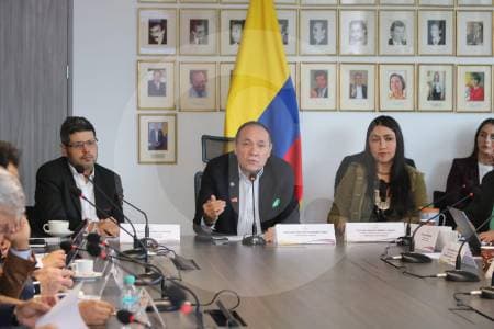 Gobierno mantiene aumento de 23,7% al salario mínimo tras reunión con empresarios y sindicatos