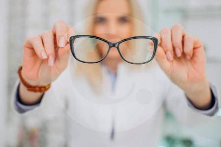 No son solo las pantallas: la falta de luz sería la verdadera culpable de la miopía