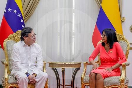 Petro se reúne con Delcy Rodríguez en Miraflores tras meses de espera