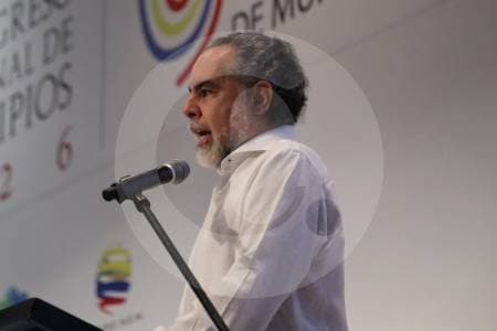 Benedetti enfrenta críticas por sus comentarios sobre elecciones: ¿participación política indebida?