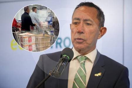 Abuchean a Ricardo Roa en Bogotá mientras enfrenta juicio por tráfico de influencias
