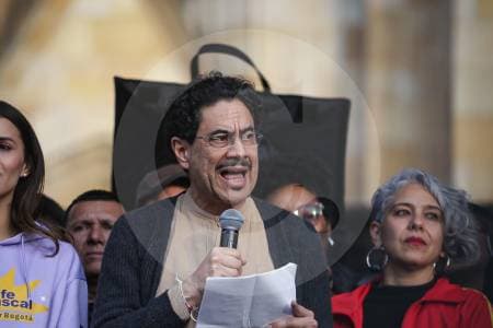 Cepeda esquiva debates: candidatos lo reclaman mientras Colombia espera escucharlos en televisión