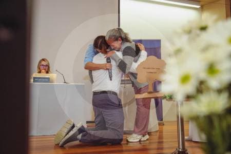 En la JEP, madre e hija abrazan al militar que ordenó matar a su esposo y padre