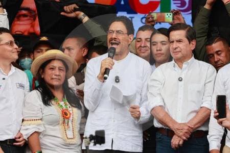 Los cinco temas que Cepeda esquiva y que lo ponen contra las cuerdas