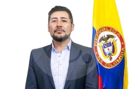 Renuncia viceministro de TIC en medio de controversia por apoyo a campaña presidencial