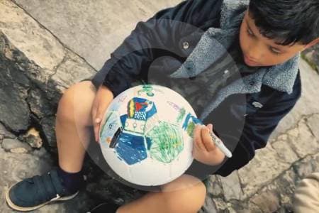 Con un balón en los pies: cómo el fútbol se convierte en salvavidas para niños en zonas de conflicto