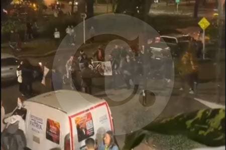 Tensión en Bogotá: manifestantes de Cepeda rodean sede de De la Espriella en acalorada protesta