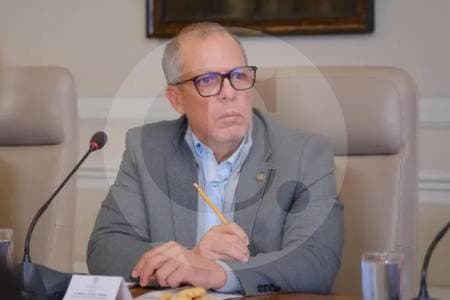 Procuraduría suspende a embajador Alfredo Saade por presunta participación política indebida