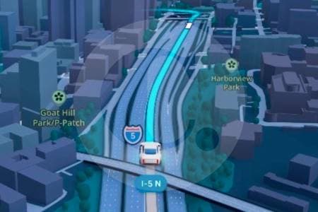 Google Maps se vuelve conversacional: ahora puedes preguntarle a la IA dónde cargar batería o qué visitar