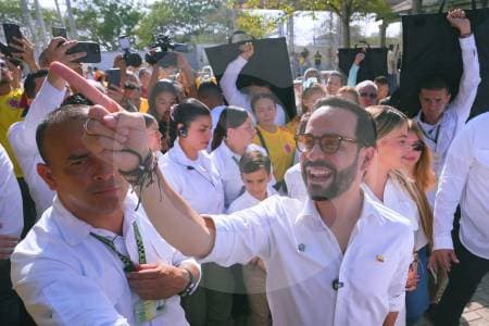 CNE cierra la puerta a críticas: De la Espriella sigue en la carrera presidencial