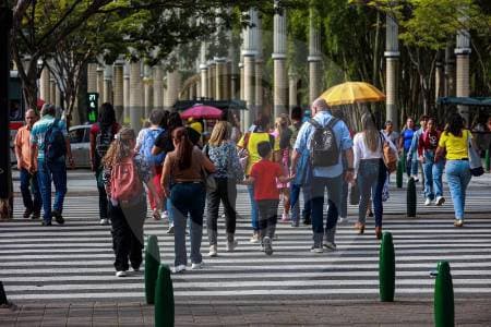 Mitad de Colombia se siente insegura: encuesta revela crisis en salud, educación y empleo