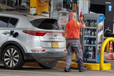 Gasolina baja $501 en marzo: ya van $1.000 de alivio en menos de un mes