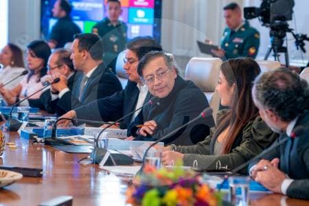 Petro amenaza con liquidar EPS quebradas y genera pánico en el sistema de salud