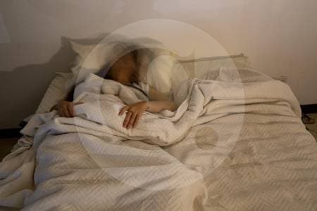 Dormir bien, moverse 20 minutos diarios: la fórmula para reducir riesgo de demencia