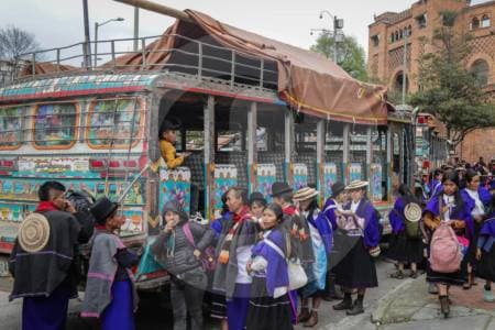 Misak acampan en Bogotá: exigen cumplimiento de compromisos territoriales al Gobierno