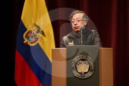 Petro asegura que sanciones de EE.UU. son castigo por sus críticas a Trump, no por narcotráfico
